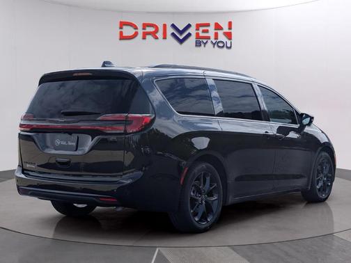 Diamond Black 2026 Chrysler Pacifica Select