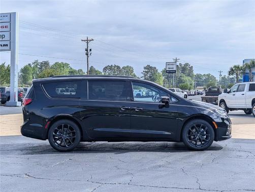 Diamond Black 2026 Chrysler Pacifica Select