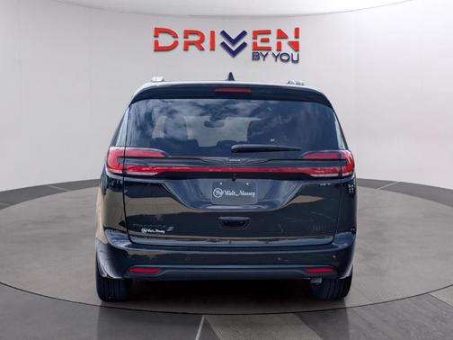 Diamond Black 2026 Chrysler Pacifica Select