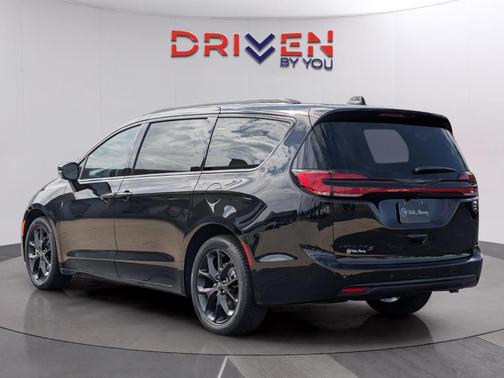 Diamond Black 2026 Chrysler Pacifica Select