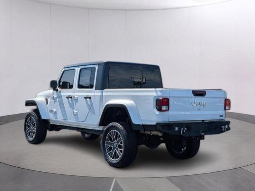Bright White Clearcoat 2023 Jeep Gladiator Overland