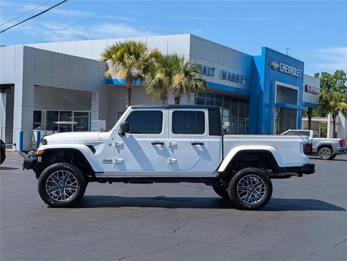 Bright White Clearcoat 2023 Jeep Gladiator Overland