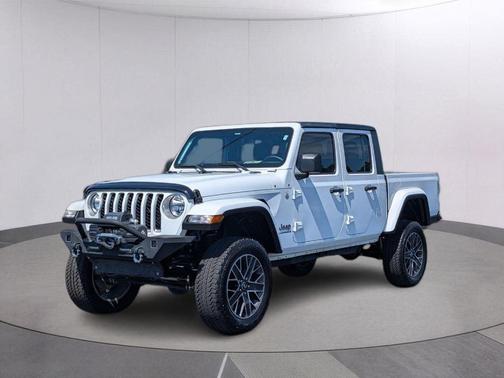 Bright White Clearcoat 2023 Jeep Gladiator Overland