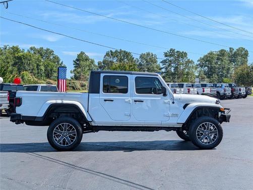 Bright White Clearcoat 2023 Jeep Gladiator Overland