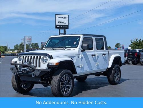 Bright White Clearcoat 2023 Jeep Gladiator Overland
