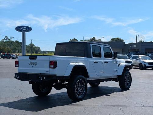 Bright White Clearcoat 2023 Jeep Gladiator Overland