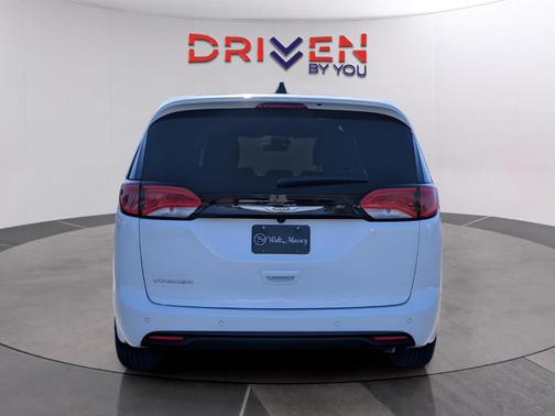 2026 Chrysler Voyager LX