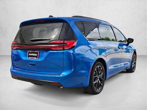 Hydro Blue Pearlcoat 2026 Chrysler Pacifica L