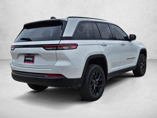 Bright White Clearcoat 2026 Jeep Grand Cherokee Altitude