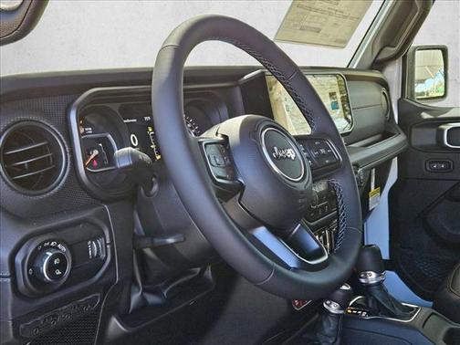 Bright White Clearcoat 2026 Jeep Gladiator Rubicon