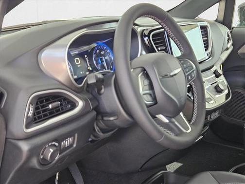 2025 Chrysler Voyager LX