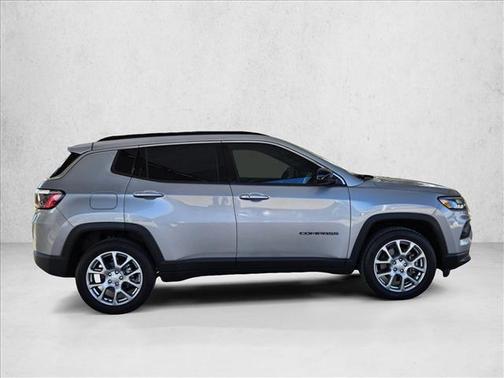 2023 Jeep Compass Latitude Lux