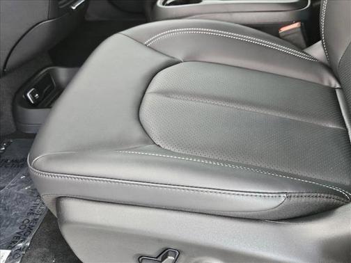 2025 Chrysler Pacifica Hybrid Select