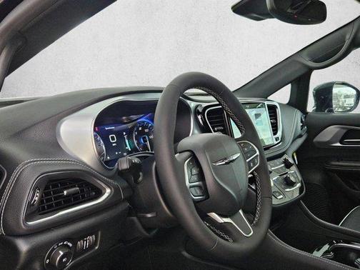 Diamond Black Crystal Pearlcoat 2026 Chrysler Pacifica Limited