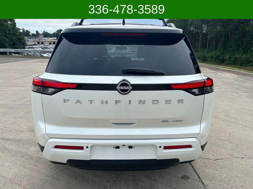 Pearl White Tricoat/Super Black 2022 Nissan Pathfinder SL 4WD