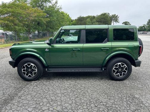 ERUPTION GREEN METALLIC 2025 Ford Bronco Outer Banks