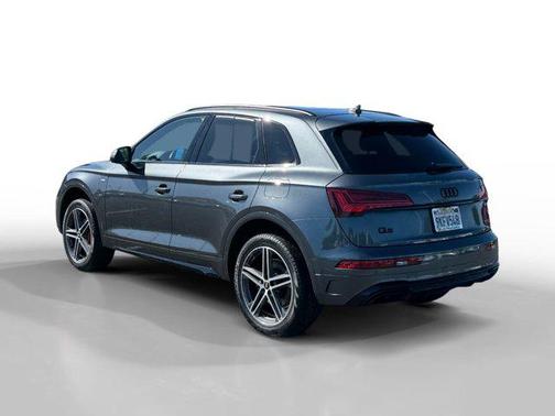 Daytona Gray Pearl Effect 2024 Audi Q5 e 55 S line Premium Plus