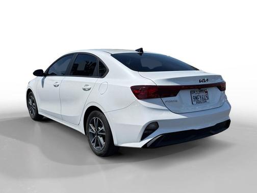 Snow White Pearl 2024 Kia Forte LXS