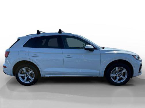 Glacier White Metallic 2023 Audi Q5 40 Premium