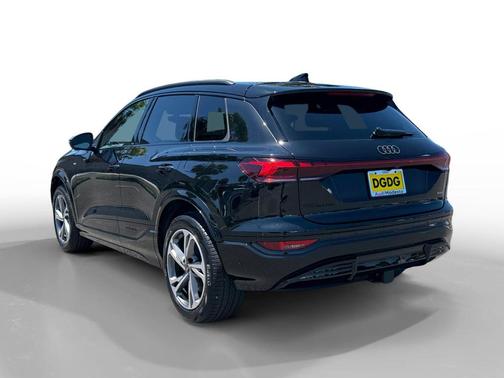 Mythos Black Metallic 2027 Audi Q6 e-tron Premium Plus