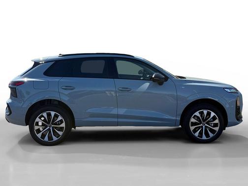 Arrow Gray Pearl Effect 2026 Audi Q3 TFSI quattro S tronic