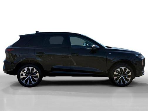 Mythos Black Metallic 2026 Audi Q3 TFSI quattro S tronic