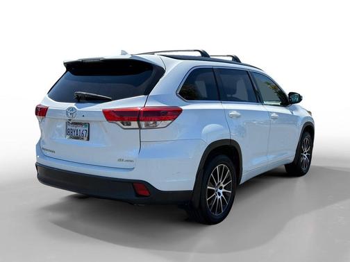 Blizzard Pearl 2018 Toyota Highlander SE