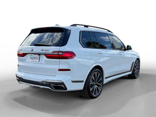 2022 BMW X7 M50i