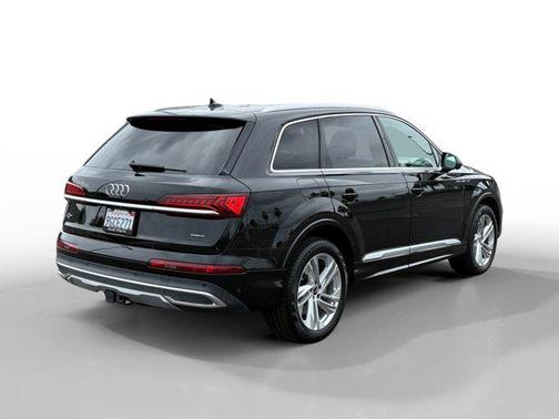 Mythos Black Metallic 2023 Audi Q7 55 Premium Plus
