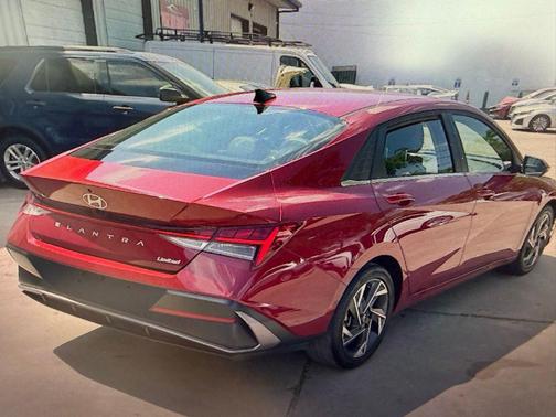 2025 Hyundai ELANTRA Limited