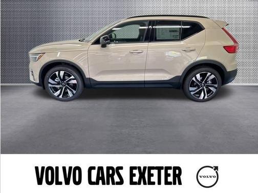 2025 Volvo XC40 B5 Plus Dark Theme