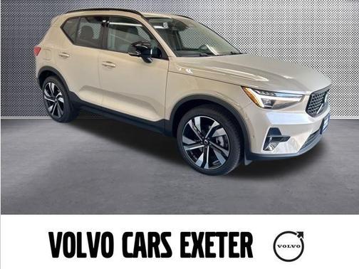 2025 Volvo XC40 B5 Plus Dark Theme