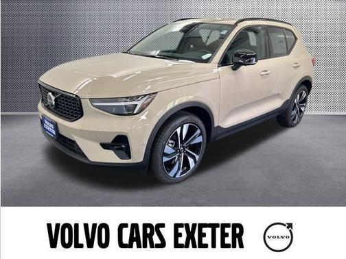 2025 Volvo XC40 B5 Plus Dark Theme