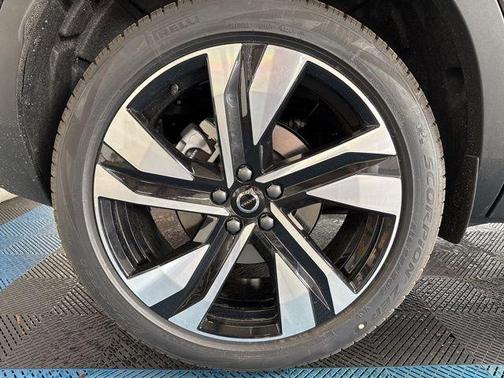2025 Volvo XC40 B5 Ultra Dark Theme