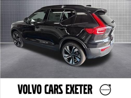2025 Volvo XC40 B5 Ultra Dark Theme