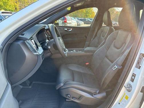 2026 Volvo XC60 B5 Ultra Black Edition