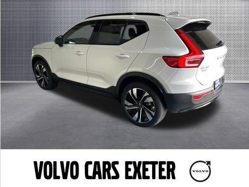 2025 Volvo XC40 B5 Plus Dark Theme