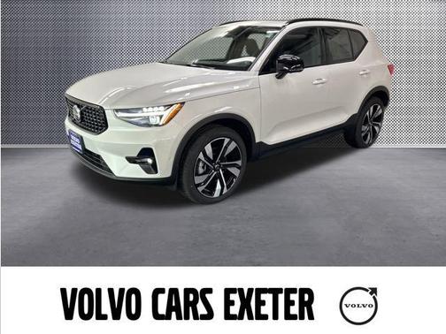 2025 Volvo XC40 B5 Plus Dark Theme
