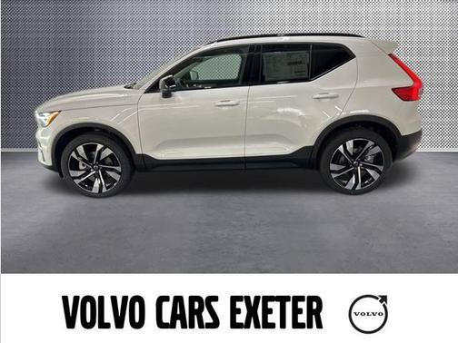 2025 Volvo XC40 B5 Plus Dark Theme