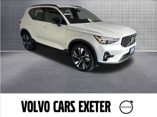 2025 Volvo XC40 B5 Plus Dark Theme