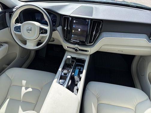 2025 Volvo XC60 B5 Plus