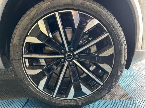 2025 Volvo XC90 B6 Core