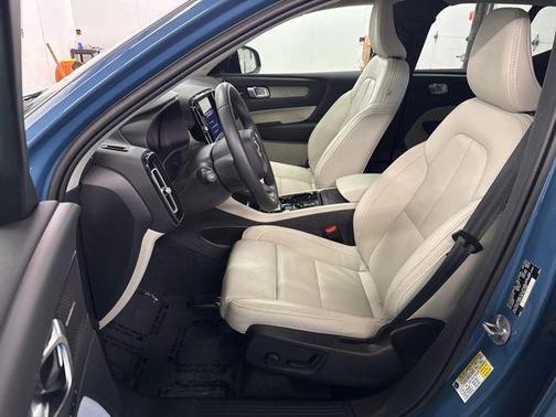 2023 Volvo XC40 B5 Plus Dark Theme