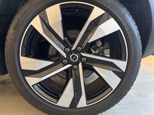 2023 Volvo XC40 B5 Plus Dark Theme