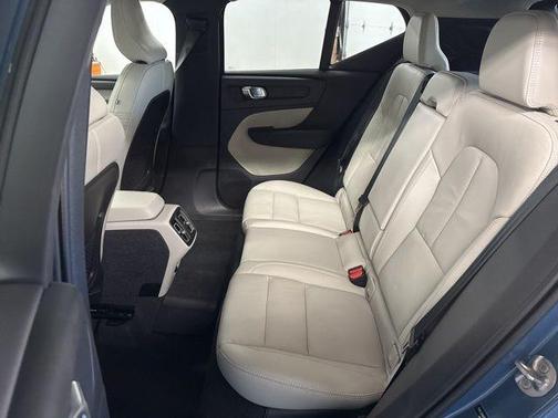 2023 Volvo XC40 B5 Plus Dark Theme