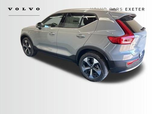 2025 Volvo XC40 B5 Core Bright Theme