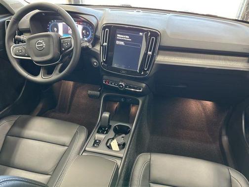 2025 Volvo XC40 B5 Core Bright Theme