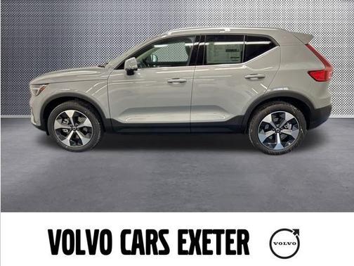 2025 Volvo XC40 B5 Core Bright Theme