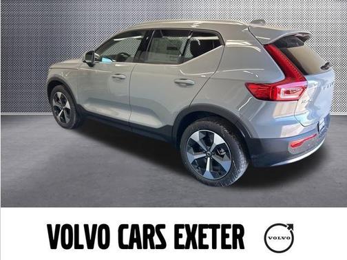 2025 Volvo XC40 B5 Core Bright Theme