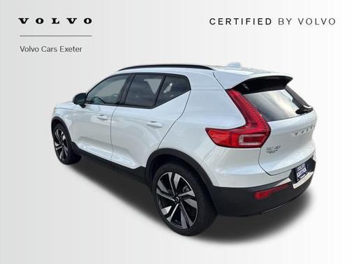 2025 Volvo XC40 B5 Plus Dark Theme